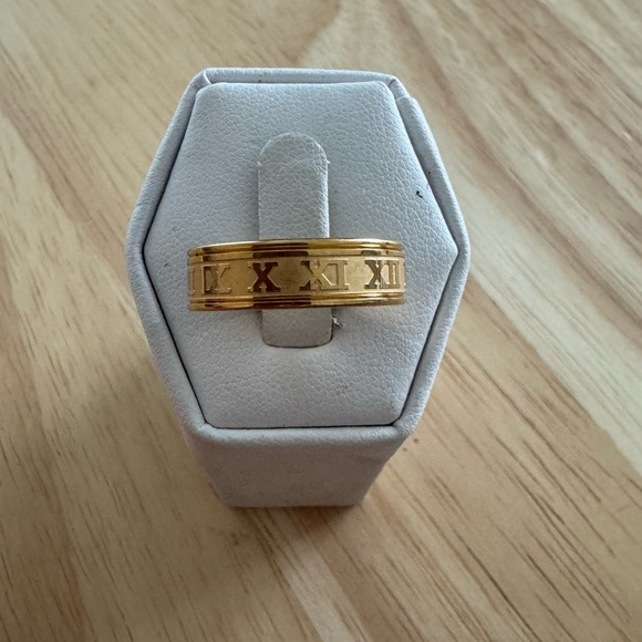 Jewelry - Size 7 luxurious ring one left